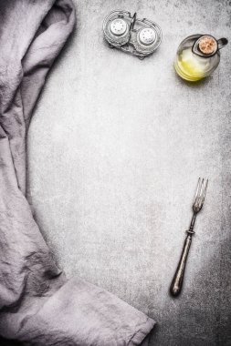 Mutfak peçetesi, çatal, tuz ve biberlik, üst manzara, çerçeve