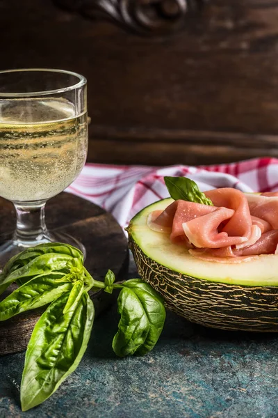 Traditionele Italiaanse Lunch Met Prosciutto Ham Meloen Glas Wijn Basilikum — Stockfoto