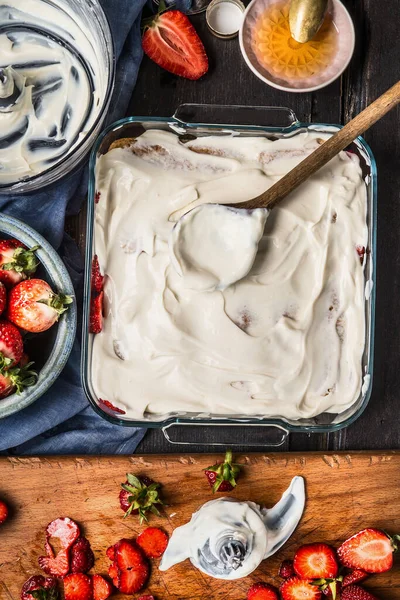 Erdbeeren Dessert Oder Kuchen Mit Joghurtcreme Zubereitung Auf Rustikalem Küchentisch — Stockfoto