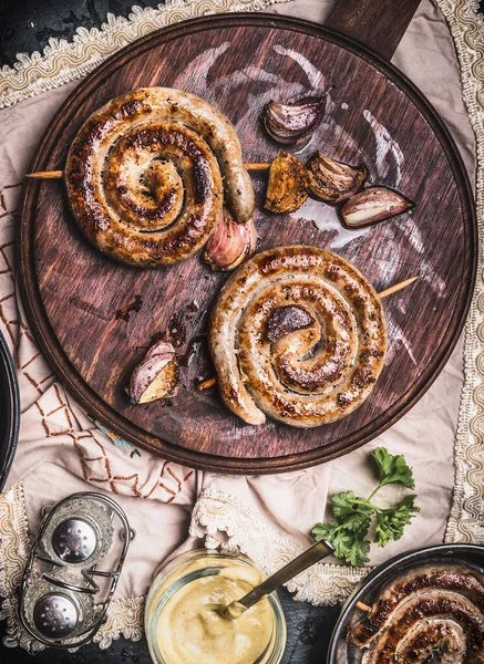 Grilled Sausages Spiral Served Rustic Cutting Board Mustard Top View — Stock Photo, Image