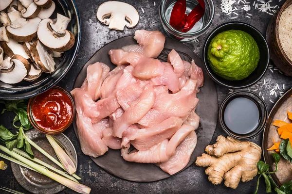 Азиатская Кухня Приготовление Ингредиентов Сырой Нарезанной Куриной Грудки Лайм Соус — стоковое фото