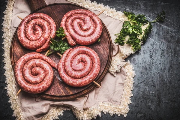 Rohe Spiralwürste Auf Holzschneidebrett Draufsicht Platz Für Text — Stockfoto