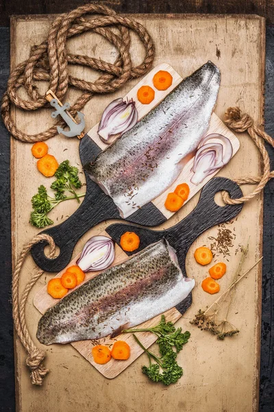 Rauwe Forel Filet Snijplank Met Darmgroenten Bovenaanzicht Gezond Eten Dieet — Stockfoto