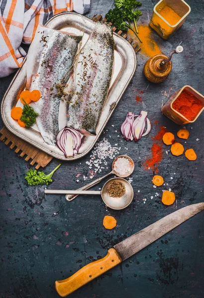 Rauwe Visfilets Met Keukenmes Specerijen Gesneden Groenten Bereiding Donkere Rustieke — Stockfoto