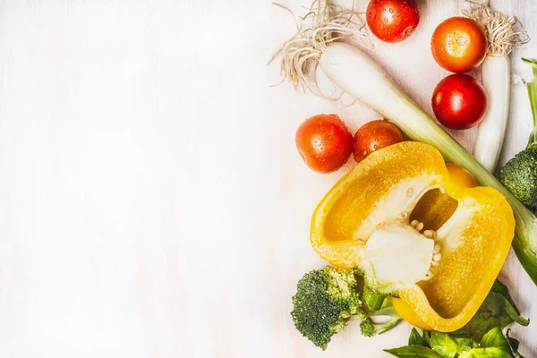 Υγιεινή Διατροφή Έννοια Πολύχρωμα Λαχανικά Λευκό Ξύλινο Φόντο Πάνω Όψη — Φωτογραφία Αρχείου