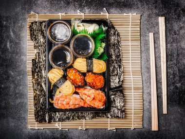 Yaz bahçesi çiçekleri açık arkaplanda sepette