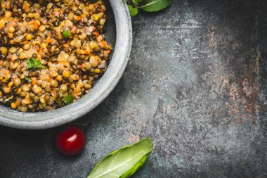 Köy arka planında, lezzetli vejetaryen kırmızı mercimek salatası, üst manzara, yakın plan, sınır. Sağlıklı beslenme, vejetaryen veya vejetaryen gıda konsepti