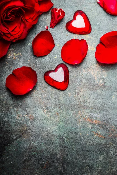 Valentines Den Vinobraní Pozadí Červenými Růžemi Okvětní Lístky Srdce Výhled — Stock fotografie