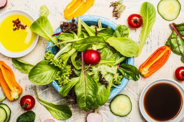 Top Visning Grøn Sund Salatskål Med Dressing Ingredienser Nærbillede Kost - Stock-foto
