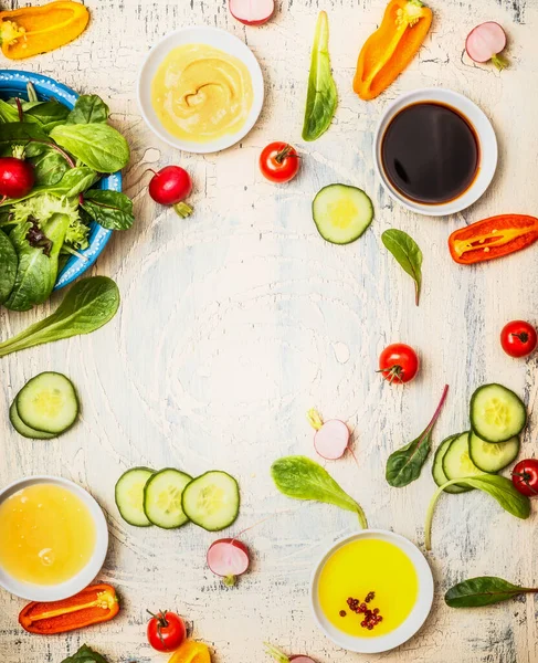Egészséges Salátakészítés Különböző Öntetekkel Evőeszközökkel Zöldségekkel Fehér Rusztikus Háttér Felülnézet — Stock Fotó