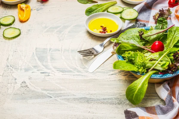 Egészséges Zöld Saláta Elkészítése Öntet Evőeszközök Fehér Rusztikus Háttérrel Táplálkozás — Stock Fotó