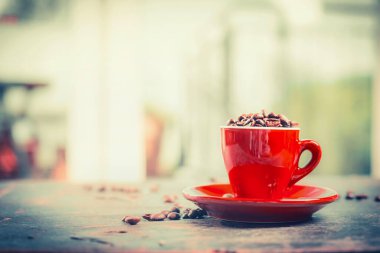 Kahve fincanı kahve masasında ya da restoran arka planında, ön tarafta.