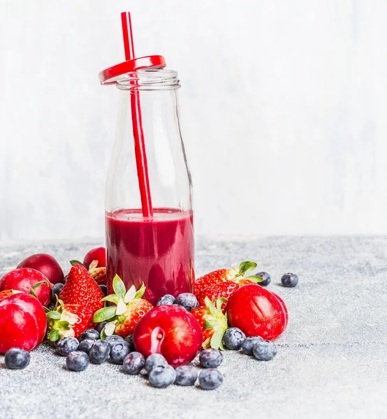 Rote Früchte Smoothie Der Flasche Mit Trinkhalm Und Frischen Beeren — Stockfoto