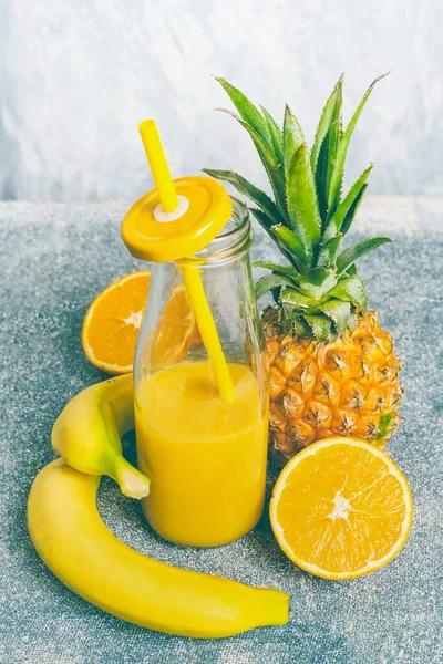 Żółty Koktajl Owocowy Butelce Słomką Świeżymi Składnikami Banan Pomarańcza Ananas — Zdjęcie stockowe
