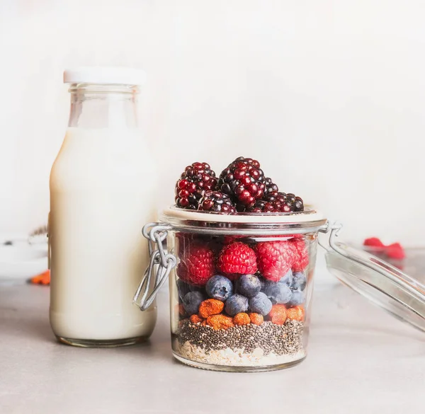 Gesundes Frühstück Glas Mit Haferflocken Chia Samen Goji Beeren Frischen — Stockfoto