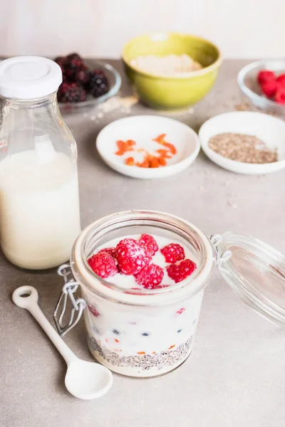 Gesunde Frühstücksglaszubereitung Mit Milch Haferflocken Chia Samen Goji Beeren Frischen — Stockfoto