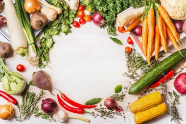 Lezzetli vegan ya da vejetaryen yemekleri için çeşitli organik sebzeler, beyaz ahşap arka plan, üst manzara, çerçeve. Sağlıklı veya diyet gıda konsepti