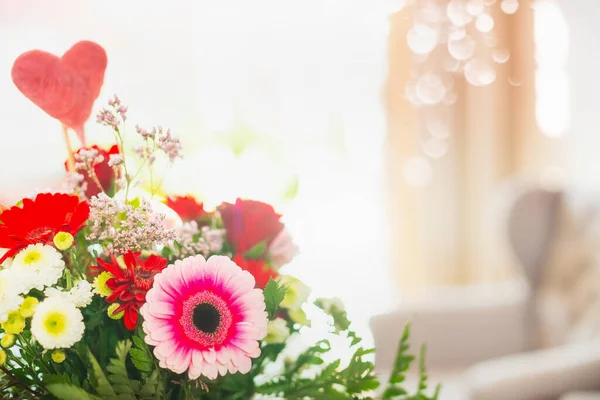Gros Plan Fleurs Bouquet Avec Coeur Dans Chambre Avec Lumière — Photo
