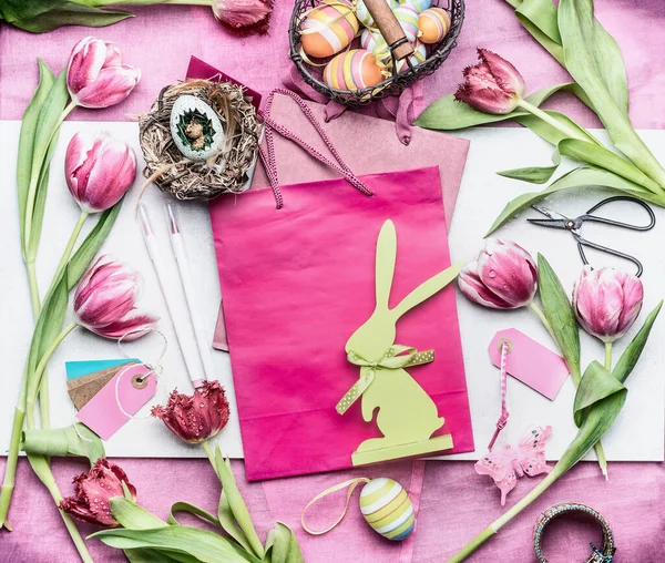 Pasen Werkruimte Roze Kleur Tulpen Bloemen Accessoires Voor Pasen Decoraties — Stockfoto