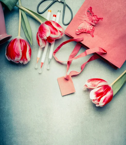 美丽的郁金香花 标识和纸袋 顶视图 复制空间 问候语的概念 — 图库照片
