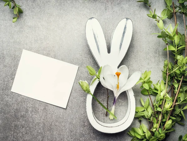 Osterkomposition Mit Leerer Weißer Karte Frühlingszweigen Blumen Und Hasendekor Ansicht — Stockfoto