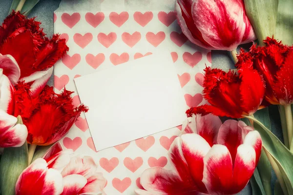 新鲜的红色郁金香和空白贺卡与心脏 顶部视图 母亲节的概念 — 图库照片