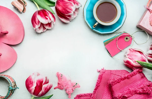 Lente Vrouwen Werkruimte Met Tulpen Bloemen Roze Kleding Schoenen Tags — Stockfoto