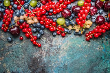 Mavi kırsal arka planda çeşitli yaz meyveleri sınırı, üst manzara