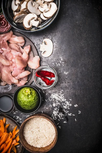 Азиатская Кухня Приготовления Ингредиентов Рисом Курицей Специями Темном Винтажном Фоне — стоковое фото