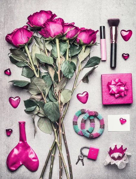 Różowy Akcesoria Dla Kobiet Różami Kwiaty Makijaż Serca Top View — Zdjęcie stockowe