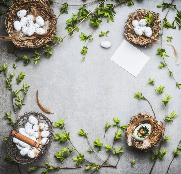 Fondo Marco Pascua Nido Cesta Con Huevos Ramitas Primavera Hojas —  Fotos de Stock