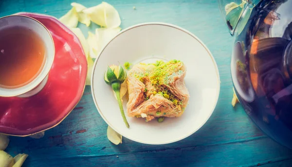 Xícara Chá Com Bolo Pastelaria Phyllo Caseiro Fundo Chique Azul — Fotografia de Stock