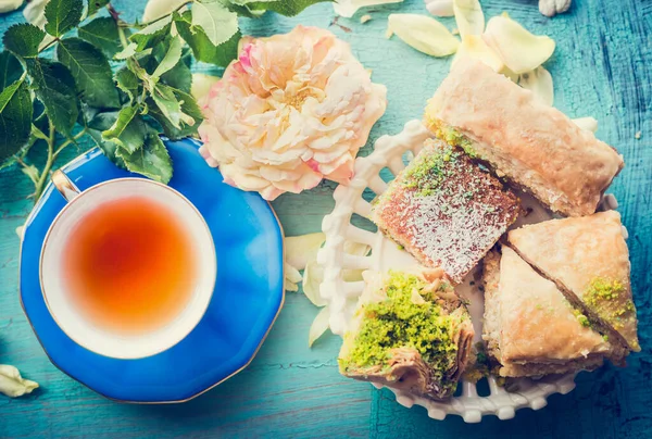 Hora Del Tarde Con Taza Pasteles Caseros Phyllo Vista Superior — Foto de Stock