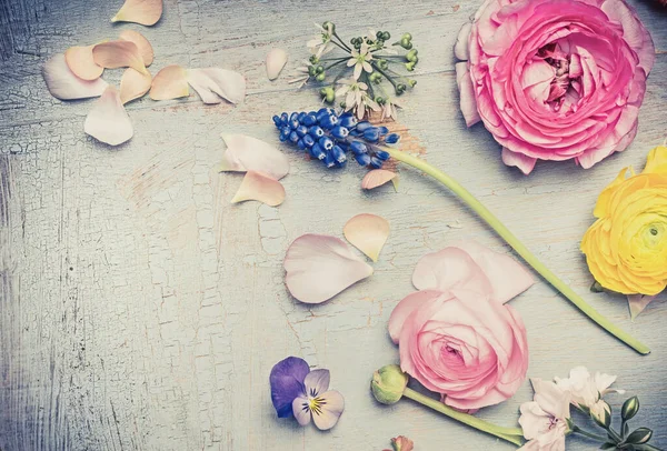 Letnie Kwiaty Lekkim Vintage Shabby Eleganckie Tło Widok Góry Przestrzeń — Zdjęcie stockowe