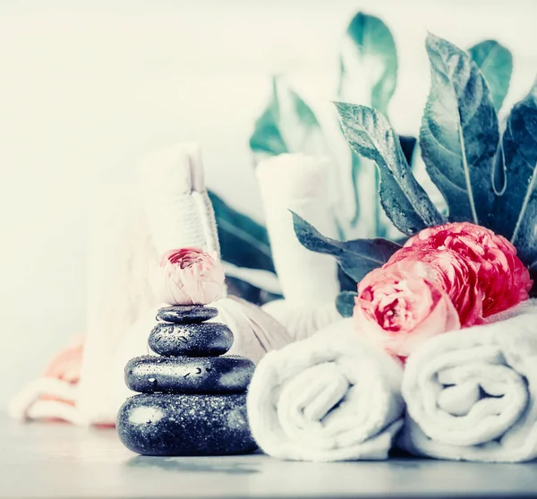 Wellness Umgebung Mit Heißen Schwarzen Basaltmassagesteinen Blumen Handtüchern Und Palmblättern — Stockfoto