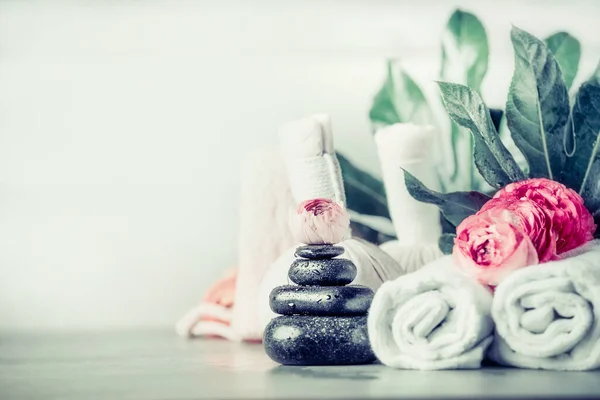 Spa Setting Met Stapels Massagestenen Bloemen Handdoeken Palmbladeren Vooraanzicht Wellnessconcept — Stockfoto