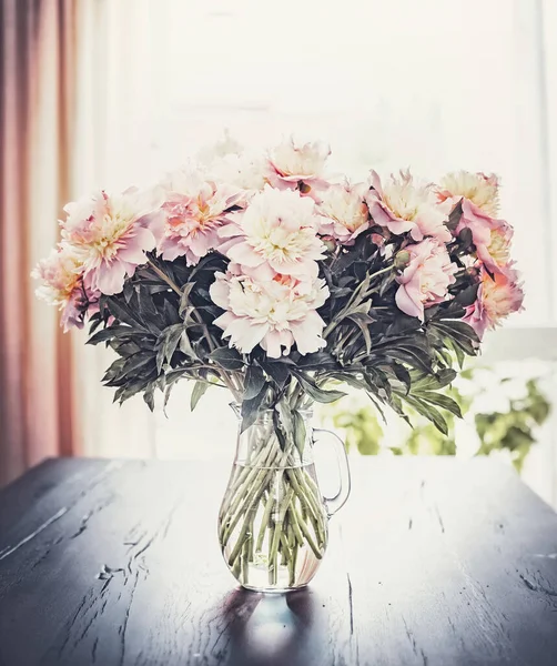 Belle Pivoines Tas Dans Vase Sur Table Fond Fenêtre Nature — Photo