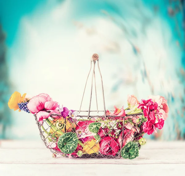 Summer Flowers Basket Table Turquoise Blue Sky Background Fron View — Stock Photo, Image