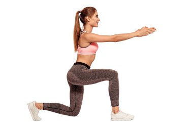 Genç, güzel, elinde dambıllar tutan bir kız. Ağırlık egzersizleri, pompa pazıları, kollar. Fitness, şarj oluyor. Beyaz arkaplanda izole et. Spor yapan mutlu kadın, zayıf formda. Portre.
