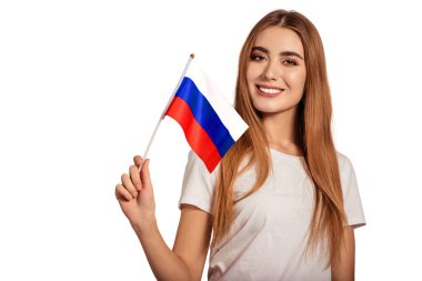 Güzel bir genç kadın elinde Rusya Federasyonu bayrağını tutuyor. Değişim öğrencisi, Rusça öğreniyor. Turist seyahati. Beyaz arka plan. İzole et. Futbol fanatiği.