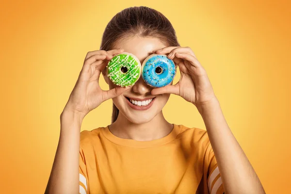 Beautiful Young Girl Holds Two Donuts Hand Blue Green Woman — Stock Photo, Image