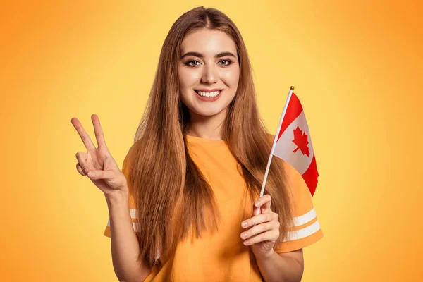Een Mooie Jonge Vrouw Houdt Vlag Van Canada Haar Handen — Stockfoto