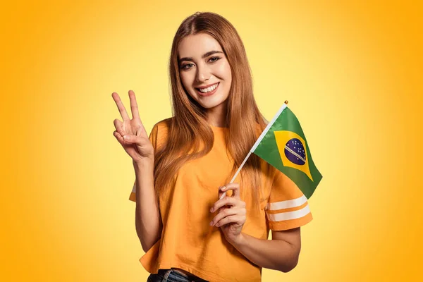 Een Mooie Jonge Vrouw Houdt Haar Handen Vlag Van Brazilië — Stockfoto