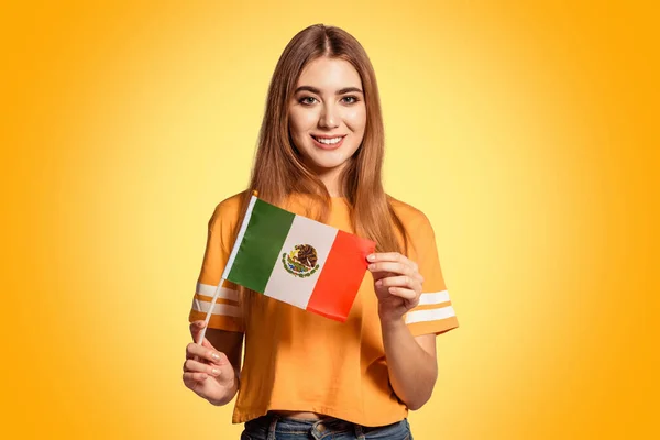 Een Mooie Jonge Vrouw Houdt Vlag Van Mexico Haar Handen — Stockfoto