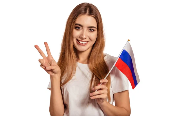 Красива Молода Жінка Тримає Руках Прапор Росії Показує Знак Вікторія — стокове фото