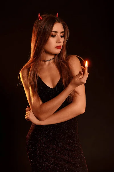 Sexy Sexy Žena Přiléhavých Šatech Dělá Kouzla Zapaluje Oheň Prstem — Stock fotografie