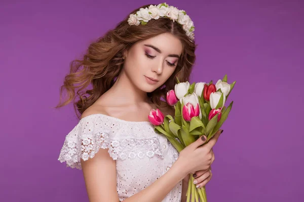 Uma Bela Jovem Está Fundo Roxo Vestindo Vestido Branco Uma — Fotografia de Stock