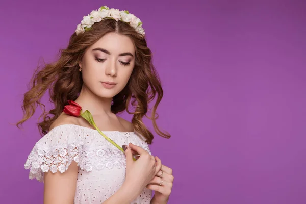 Uma Bela Jovem Está Fundo Roxo Vestindo Vestido Branco Uma — Fotografia de Stock