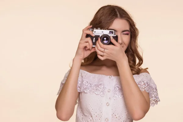 Una Hermosa Joven Vestido Blanco Toma Fotos Viejo Dslr Sobre —  Fotos de Stock