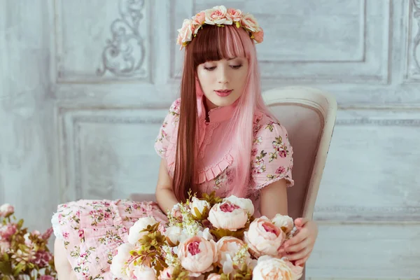 Boneca Jovem Bonita Vestido Rosa Uma Sala Com Flores Sentado — Fotografia de Stock
